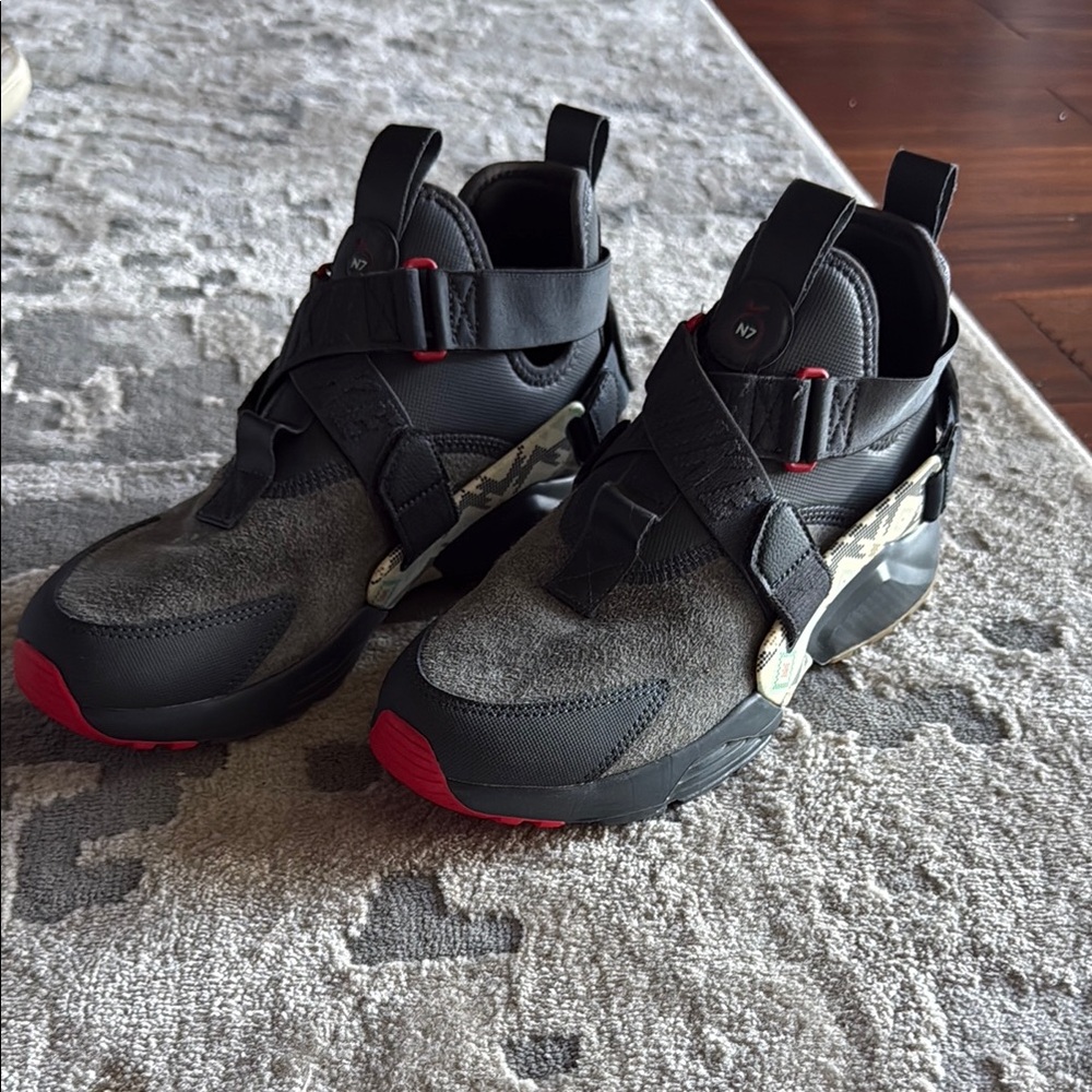Nike N7 Huarache City Utility Premium (Size 7.5)